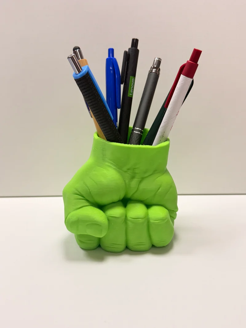 Portapenne a Forma di Pugno ("Hulk")